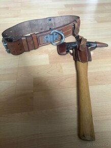 Stará hasičská sekera v koženém pouzdře
