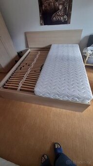 Manzelska postel s rosty a matracemi