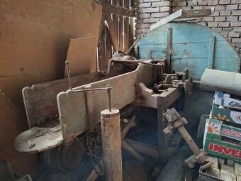 Historický zemědělský stroj – stará řezačka na slámu a seno