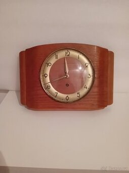 Staré hodiny a ruský budík