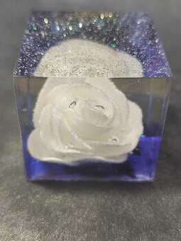 Kostka z pryskyřice