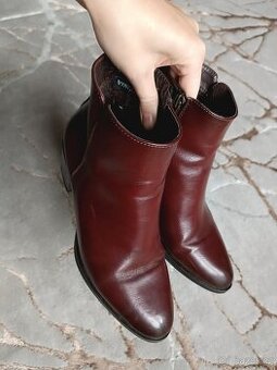 Kotníkové bordó boty 39