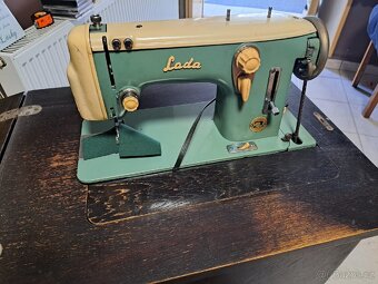 Šicí stroj Lada zabudovaný ve stolku