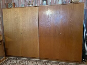 2ks šatních skříní se soklem, sektor 60. léta, pěkný stav