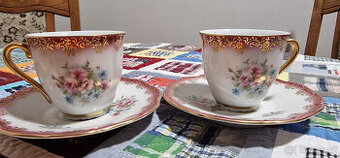 krásné porcelánové hrníčky s podtácky