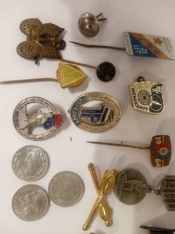 Soubor odznaků a mince