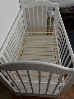 Dětská postýlka + přebalovací pult (komoda) – spěchá