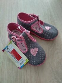 Nove dívčí bačkůrky vel. 25