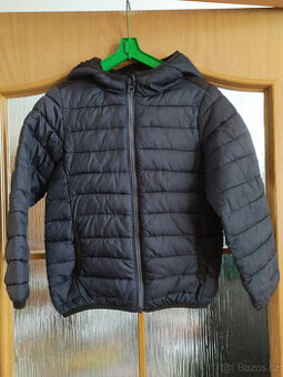 ZATEPLENÁ ČERNÁ BUNDA S KAPUCÍ A KAPSAMI VEL.134