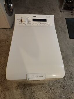 Vrchem plněná pračka AEG