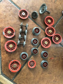 Kolečka na staré plechové mašinky