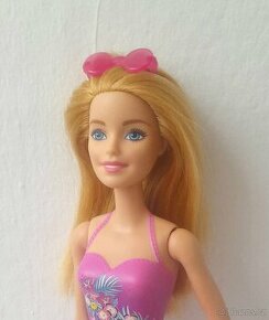 Barbie Mattel na pláži