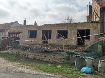 Pozemek 925m s nedokončenou demolicí RD