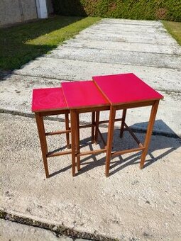 Hnízdové Retro stolkÿ s červenou deskou
