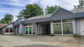 Prodejní pavilon autosalonu a průmyslová prodejna
