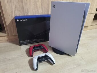 PS5 Digital Edition + 2 ovladače + černý kryt – skvělý stav