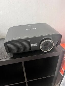 LCD projector Panasonic včetně projekčního plátna
