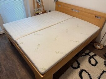 Manželská postel 200x180 masiv, rošty i matrace, pěkný stav