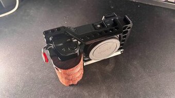 Sony A6300 + SmallRig klec – výborný stav, plně funkční