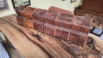 Blok na nože z dřeva Doussie – ručně vyrobený originál