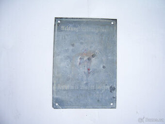 válečná olověná cedule s bezpečnostními nápisy, elektřina