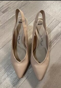 krémové lodičky značky Baťa