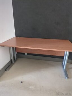 Kancelářské stoly a komoda