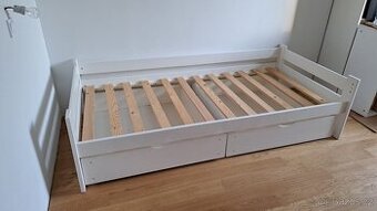 Masivní postel bílá se 2 šuplikama