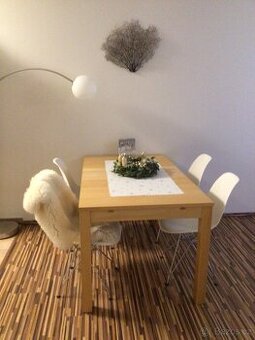 Jídelní stůl a 4 židle