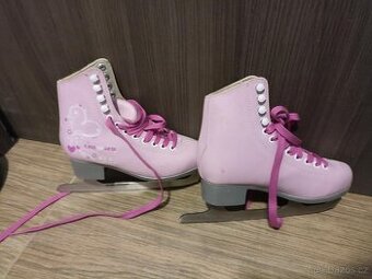 Dívčí brusle č. 33