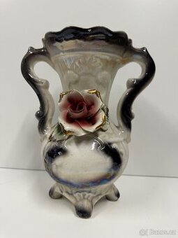 Retro porcelánová váza s plastickou růží – perleťová glazura