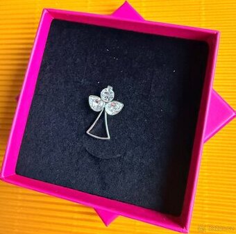 Přívěsek anděl se Swarovski komponenty.