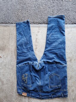 Kožená moto bunda + jeansové jevralové jeansy na motorku