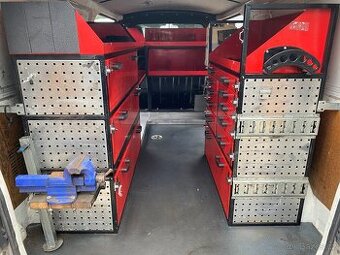 Profi dílenská vestavba do dodávky, regály se zásuvkami