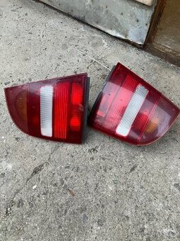 Prodám zadní světla z Octavie 1 předfacelift. Pěkný stav.