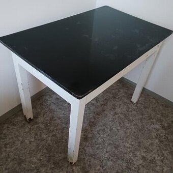 celodřevěný  pevný stůl