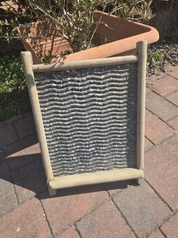 Valcha smaltovaná v dřevěném rámu