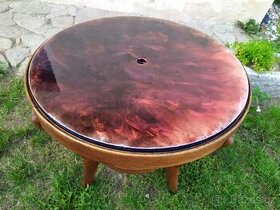 Dřevěný stolek s epoxidovou deskou