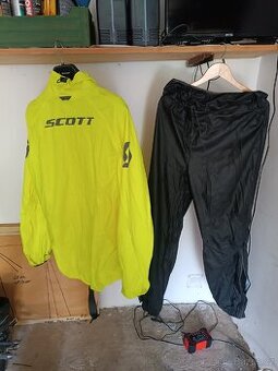 Nepromok Scott na motorku - 1