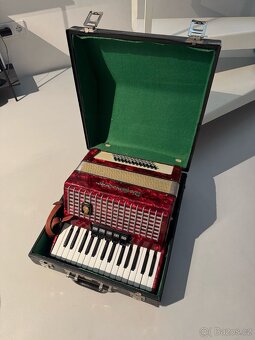 Malý červený akordeon (harmonika) + kufr