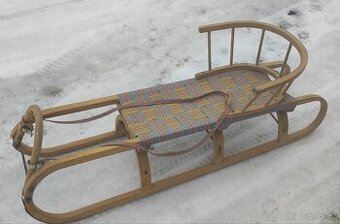 Klasické dřevěné sáňky s ohrádkou