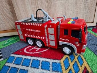 Monster truck a hasičské auto