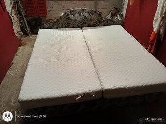 Letiště. Manželská postel. Ložnice.