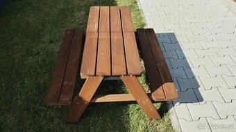 Dětská zahradní lavice s hracím stolem