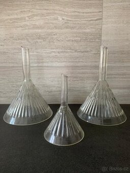 Nálevka trychtýř skleněný žebrovaný