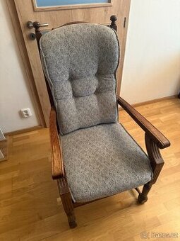 Starozitne drevene keslo s alouneim