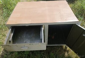 Pracovní kovový stůl se skřinkou a šuplíkem