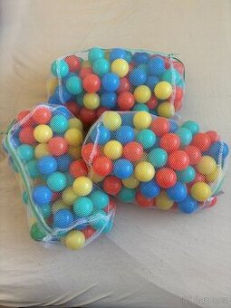 Plastové míčky barevné do bazénku 286 ks