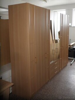 Velká šatní skříň s lámacími dveřmi