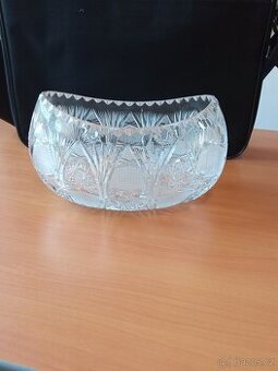 Broušená skleněná dóza  – hluboký brus.